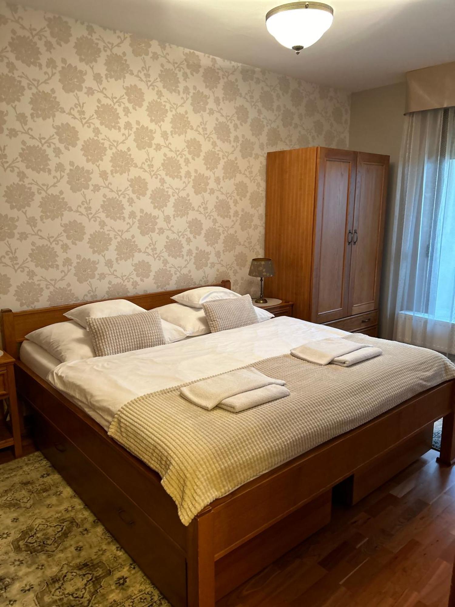 Danube Terrace Elegant With 2 Bedroom With Free Air Conditioner And Private Parking Budapest Exteriör bild