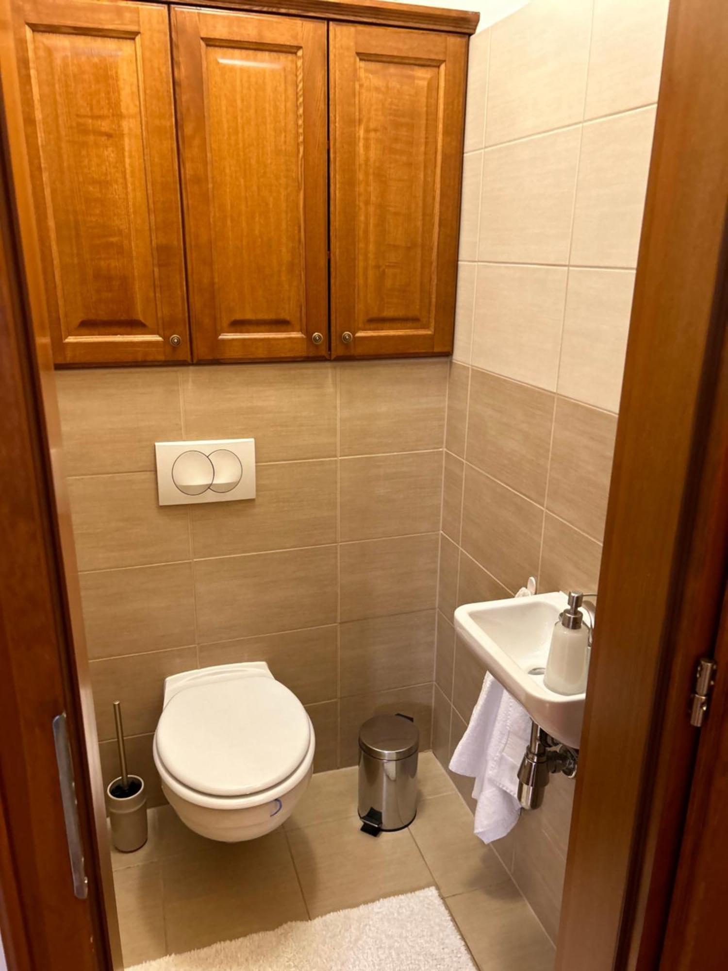 Danube Terrace Elegant With 2 Bedroom With Free Air Conditioner And Private Parking Budapest Exteriör bild